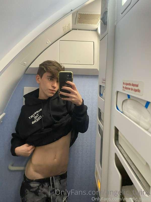 Want to watch me 💦💦💦 on my flight? Check your messages 🙈