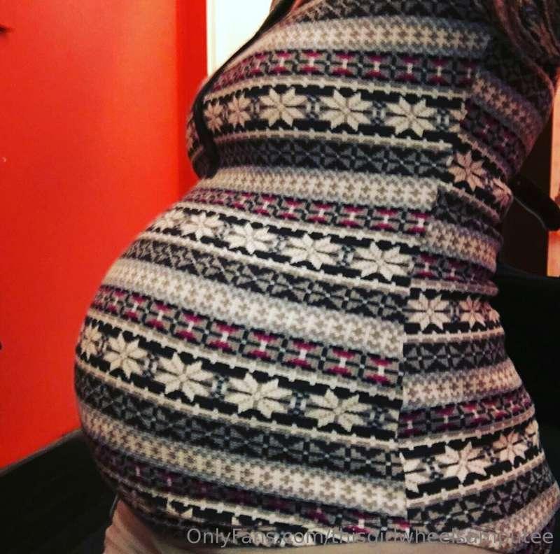 A few people wanted to see my pregnant belly…. These pics ar..