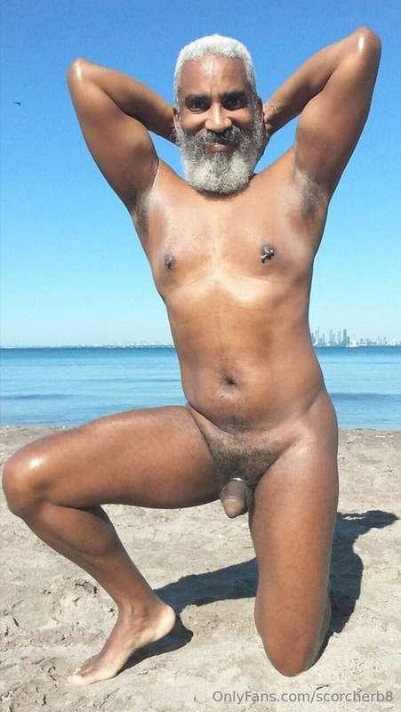 Tasty Tuesday!  #beard #musculardaddy #gay #feet #gaycruisin..