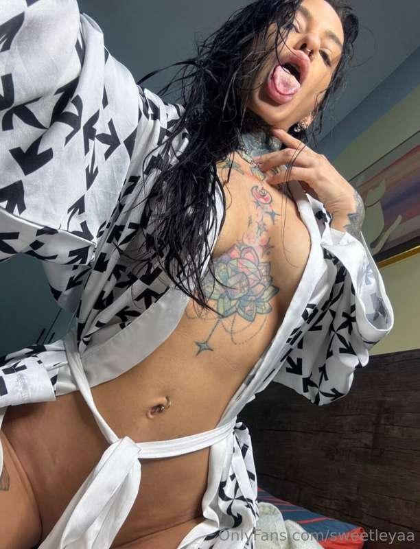 Awesome dj @natareflection wants to show you her hottest con..