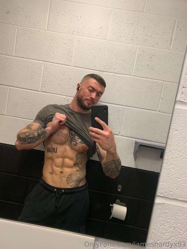 Gym bathroom checks 😝