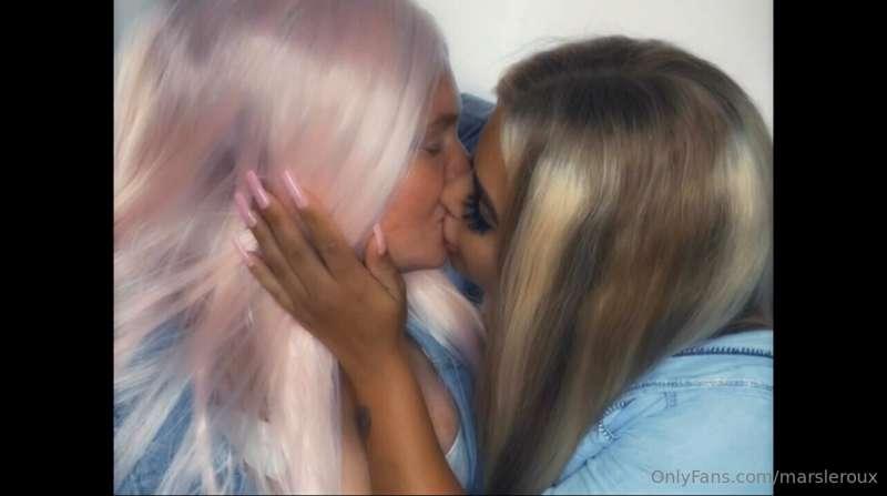 Kisses 💋

28 second video of me and @the_diamond_barbie kiss..