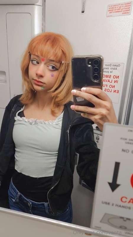 HI DIS WAS ME WITH MY BOOBS OUT ON DA PLANE