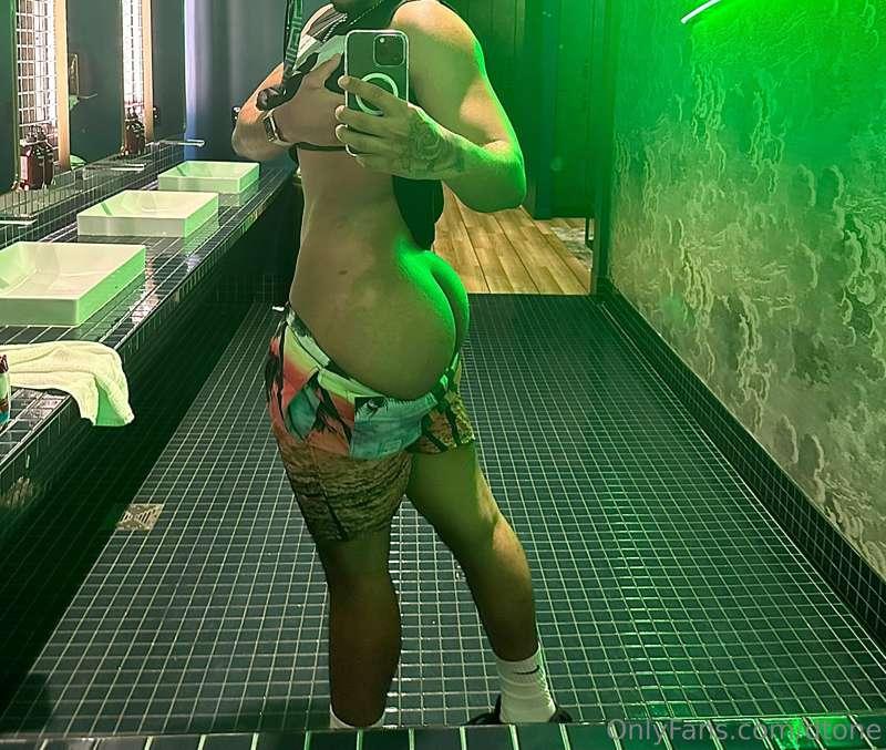 My ass is way too fat to not have it out all the time🍑