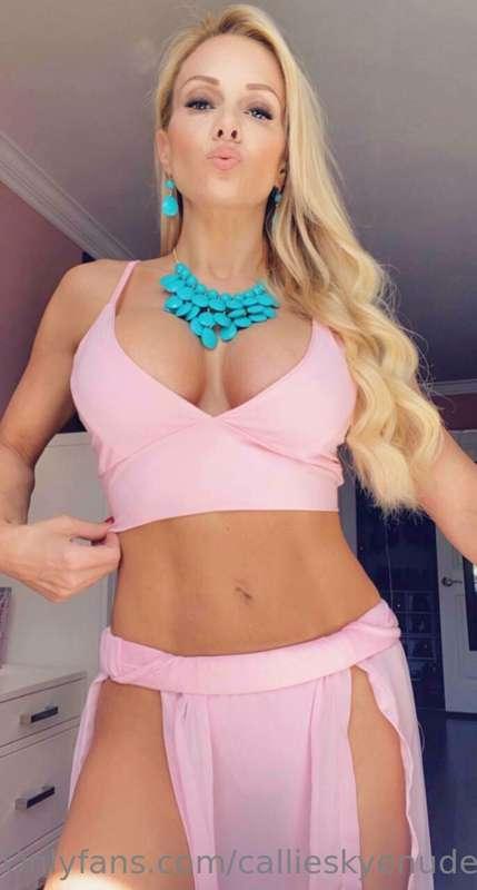 🎥: ✨🐈 Uber Sexy, Ultra Sultry Striptease Show ✨🐈 Check the v..