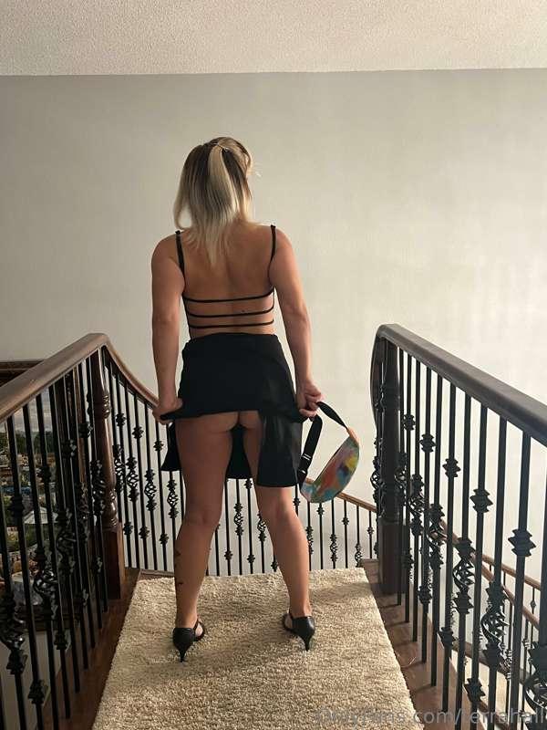 Black dress! black heels! No UNDERWEAR! 😈💋 

🔓Unlock to see ..