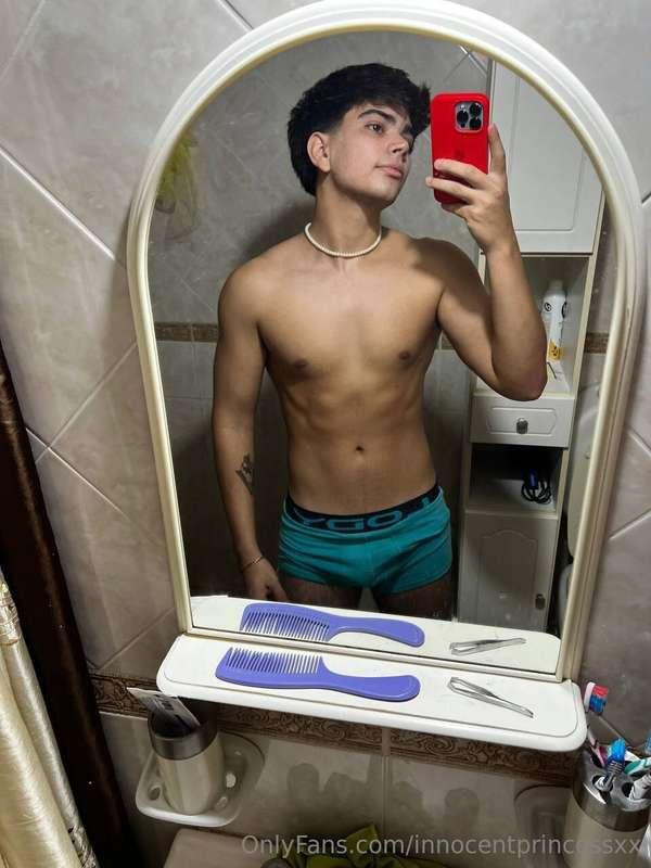 Hi! I'm an Argentinian student... who likes to misbehave 😈. ..