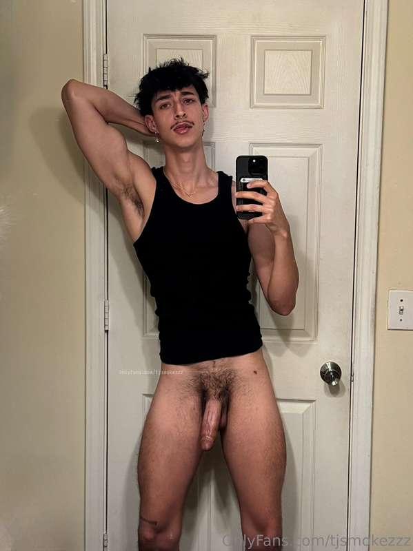 What’s tall horny and need your lips wrapped around it 😏💦?