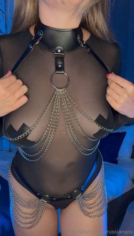 All chained up, but never tied down. 🖤✨ This look has me fee..