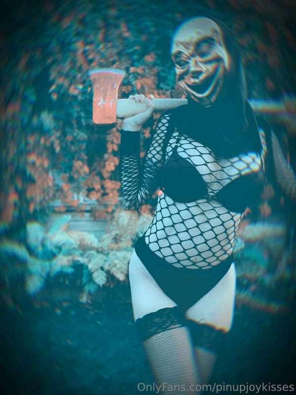 I’ll be your favourite nightmare 

*3 topless photos*