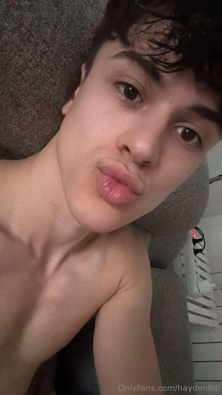 Selfie time… think you could resist kissing me?🔥