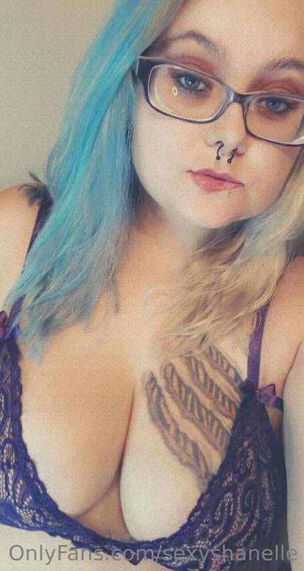 This slutty milf is lonely... whose gonna cum entertain me? ..