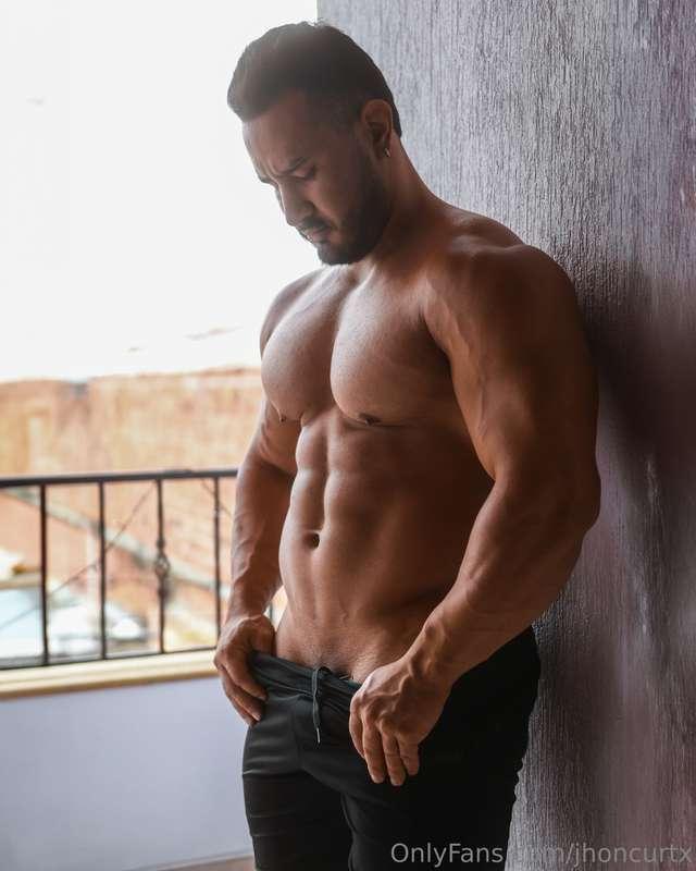 My neighbor's husband likes to touch me when I'm shirtless 🚫..