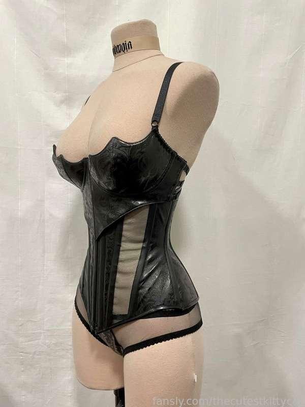 My new corset, bra and pantie set from one of my favourite companies ever videnoir is finally coming! I ordered it many months ago, everything is custom and handmade ❤️ Unfortunately I’ve just been charged £73 in import tax/vat would anyone of you guys please be able to help as it’s an awful lot of money 😣 the new vat laws are ridiculous, you can get charged up to 50% of the items price! 😭 I’m happy to give something in return for anyone willing to help.