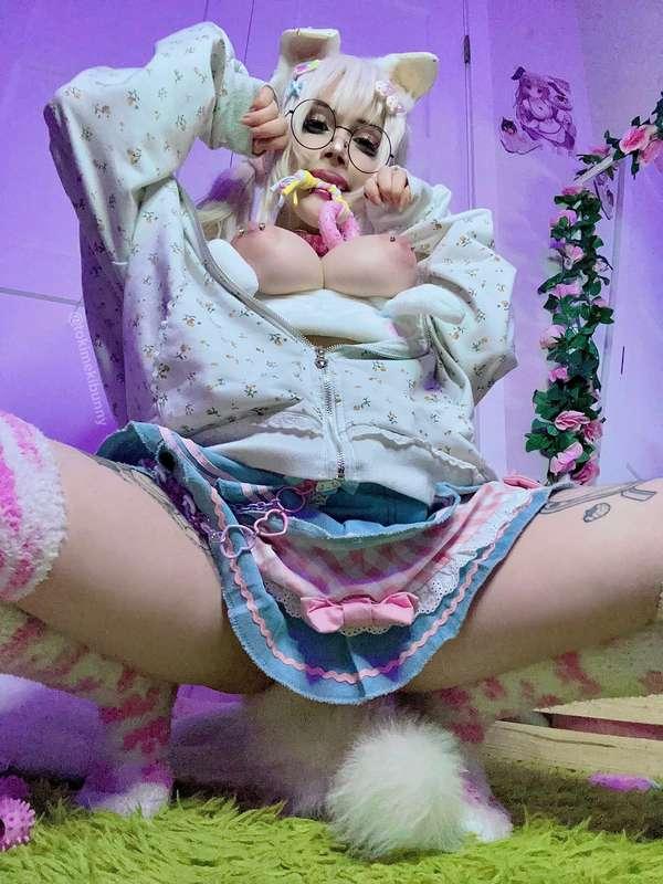See, I’m good at sittin’! I can sit on other things too ;3c 