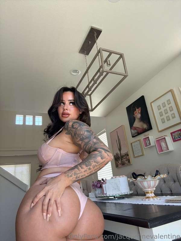 This ass deserves both hands and your full attention 🍑