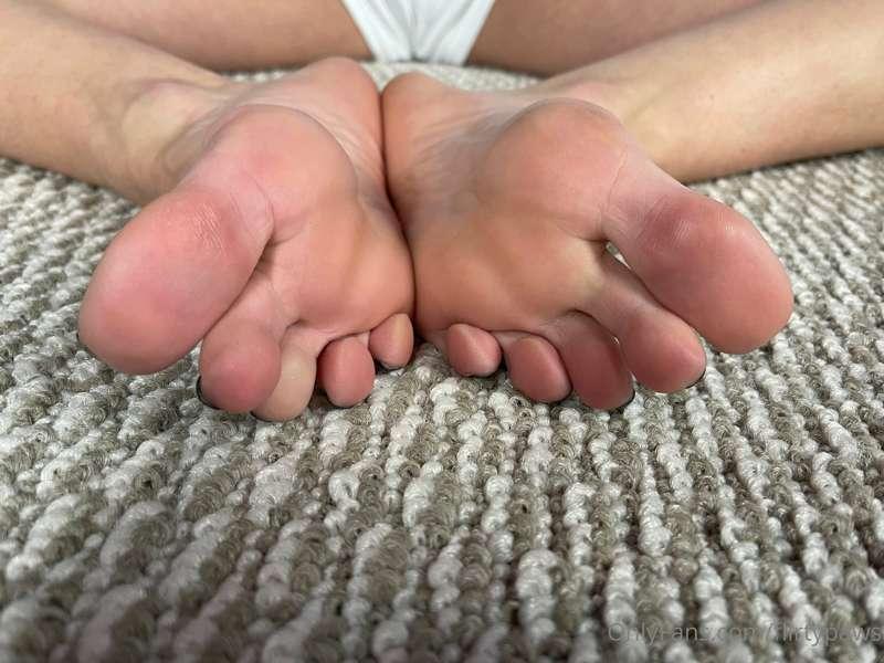 I love/hate black toes. What do you think

Ft @luckycameragu..