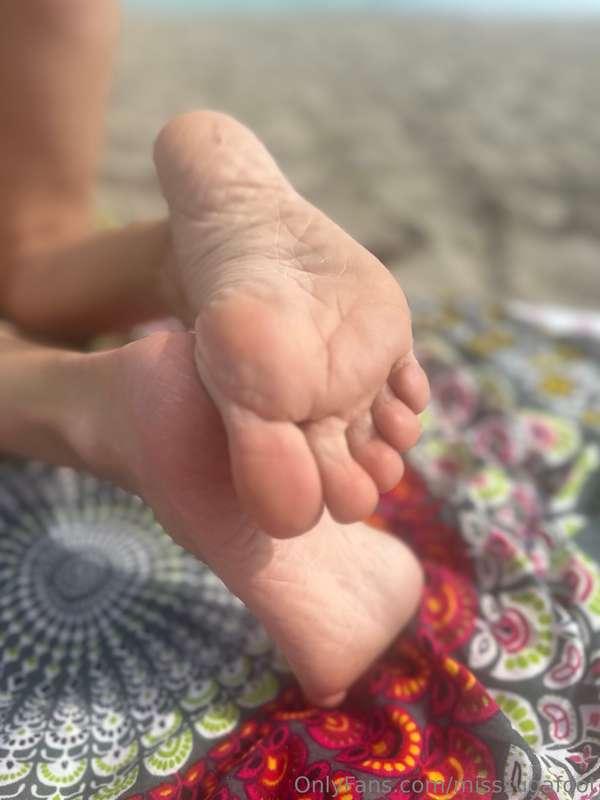 The feet love the beach! 🏝️🦶🦶🫶