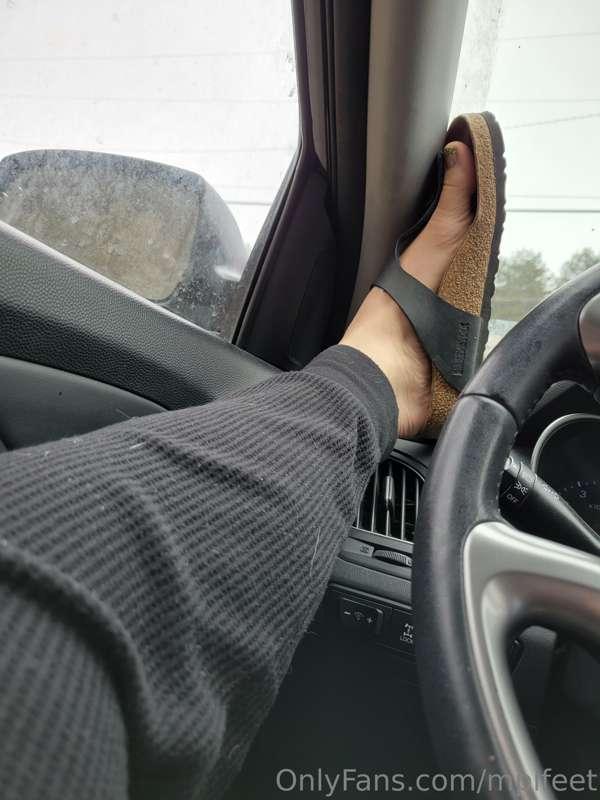 Are you a feet in the car kinda turned on??
😏👣🚙