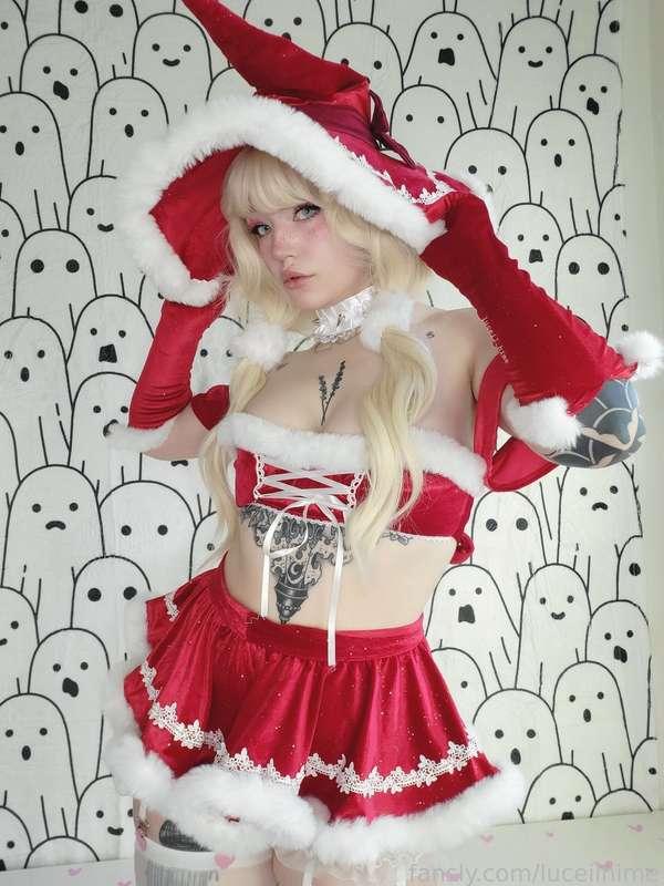 OH SO SORRY IM LATE! It seems someone has gifted you me this year...not only that..i can satisfy your wettest and most filthy of desires 
I do hope youll use me well Master 💋💋
Want to see me expose my cute little pussy? Stay tuned 

#fyp #witchy #cosplay #cosplaygirl #egirl #christmas #blonde #blueeyes #babyface #small #ass 