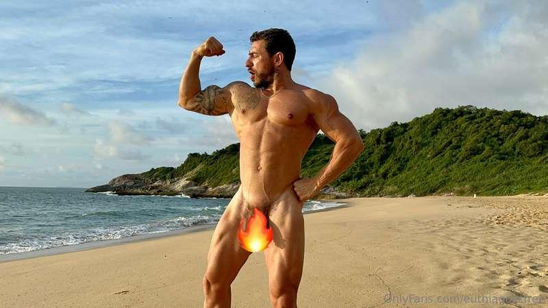 A #Muscleworship video! Sunrise on a beautiful beach, with l..
