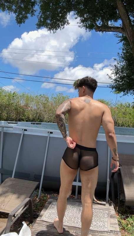 Is very hot 🥵 