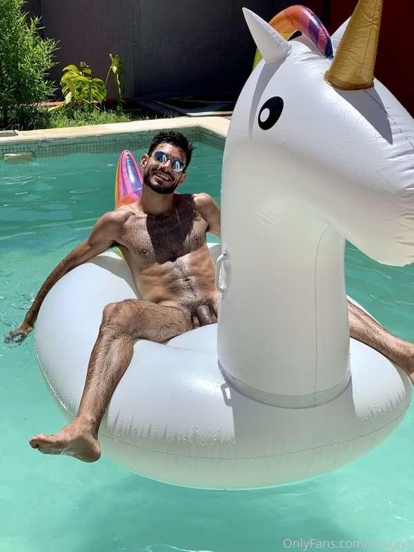 Wanna join me in the pool ? 😏☀️