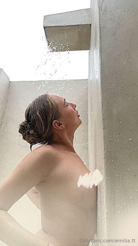 Decided to start my day the same way I ended it—perfectly✨💦I..