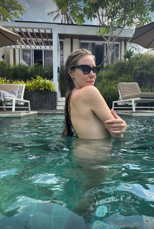 Will you put sunscreen on my back?🧴🌤️