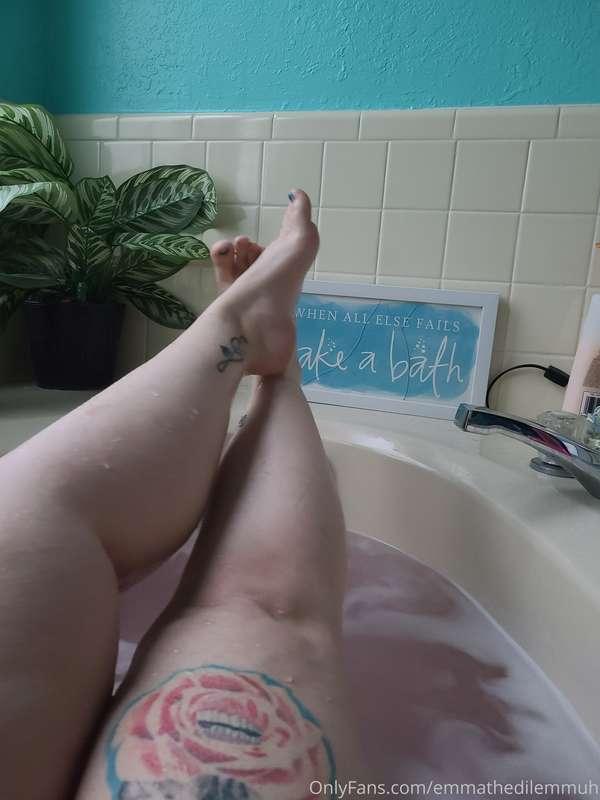 💦🛁🧼 clean footsies!