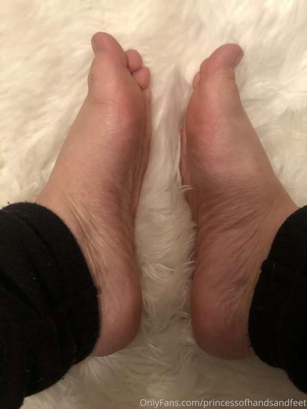 My feet are so achy, I think I need a good rub. 😉 Come betwe..