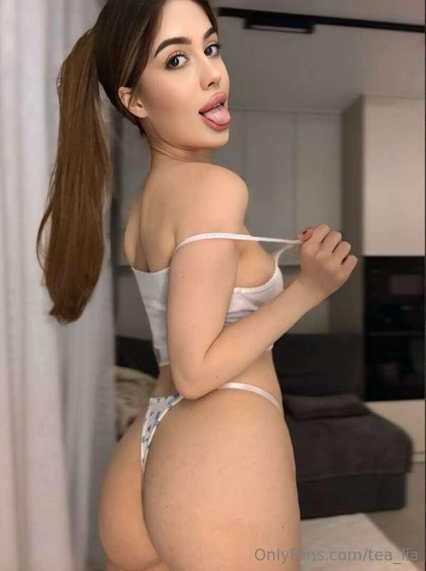 🎀𝓕𝓡𝓔𝓔 𝓢𝓤𝓑𝓢𝓒𝓡𝓘𝓟𝓣𝓘𝓞𝓝🎀Cute girl @penelope_bust loves playing wi..
