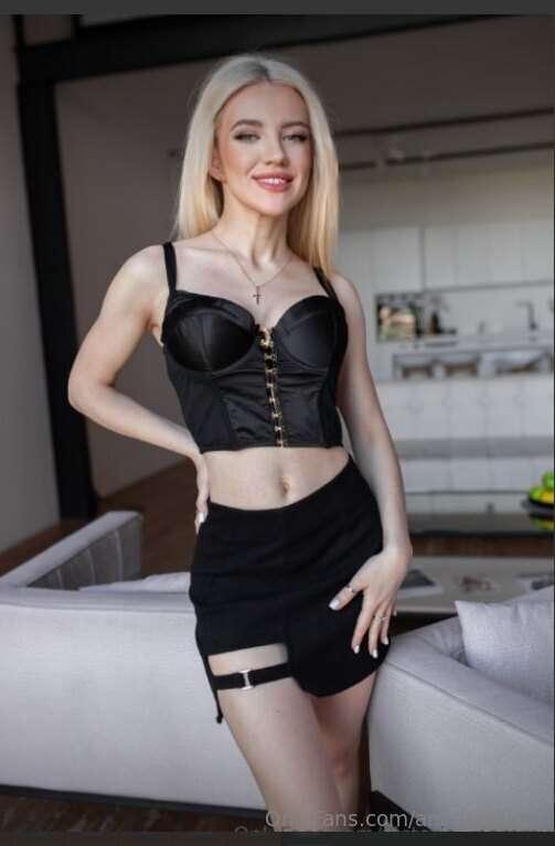 FREE SUBSCRIPTION TODAY ❤️Stunning MOM @victoria_mommy wants..