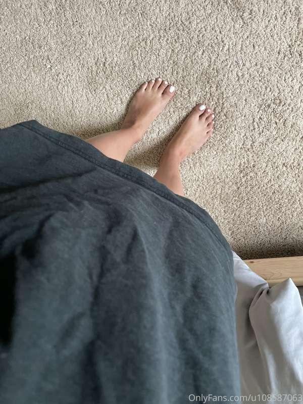 Big tshirt and white toes is the go to. 
What kind of conten..