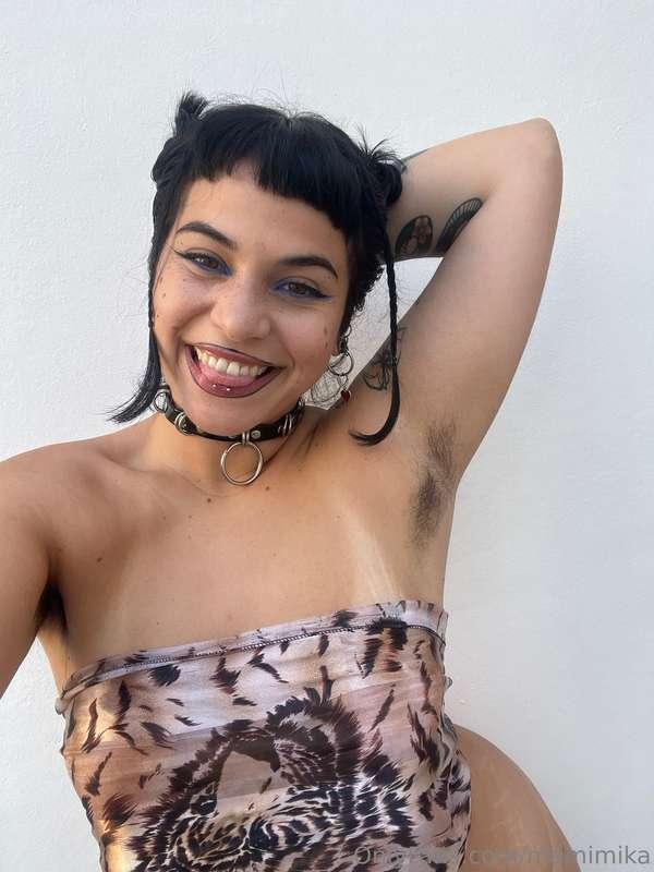 I see you want to smell my armpits... I'm not wrong, right? 