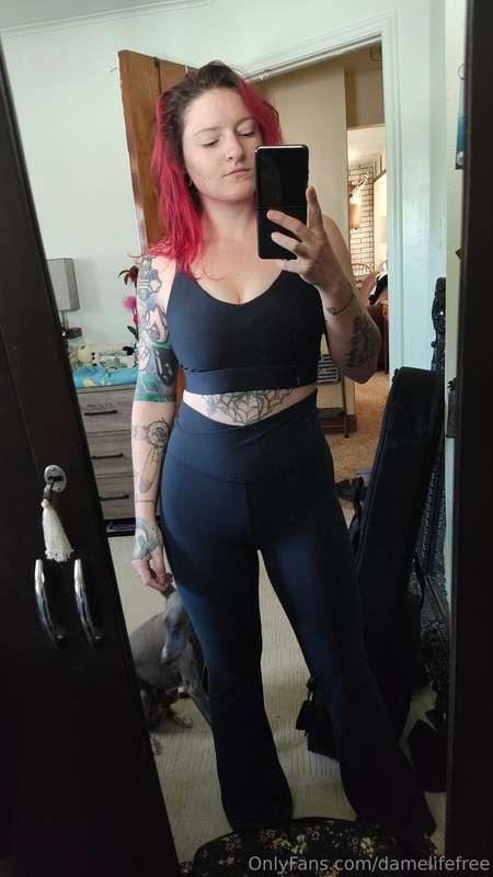 Showing off my new gym clothes 🙌 I've worked hard for them 💪..