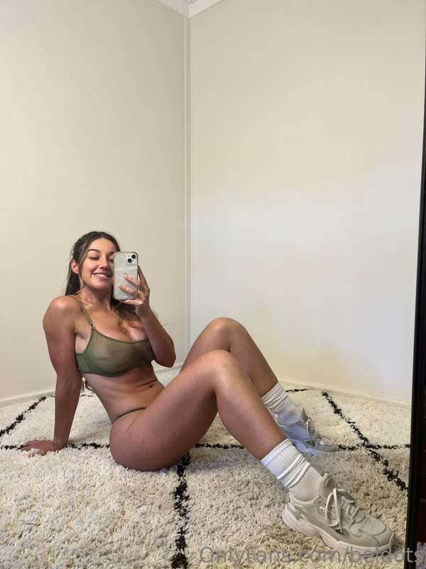 I looooove this new army green set from Lounge Underwear 💚