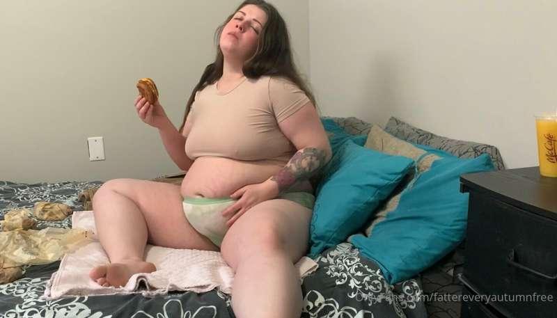 Some shots from my newest video! 🐷
Eating like a piggy until..