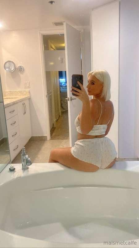 u walk in and im sat on your bathroom sink, whats ur next mo..