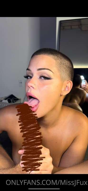 baby… you’re gonna want to check that DM 👅
(feat. @thecre0le..