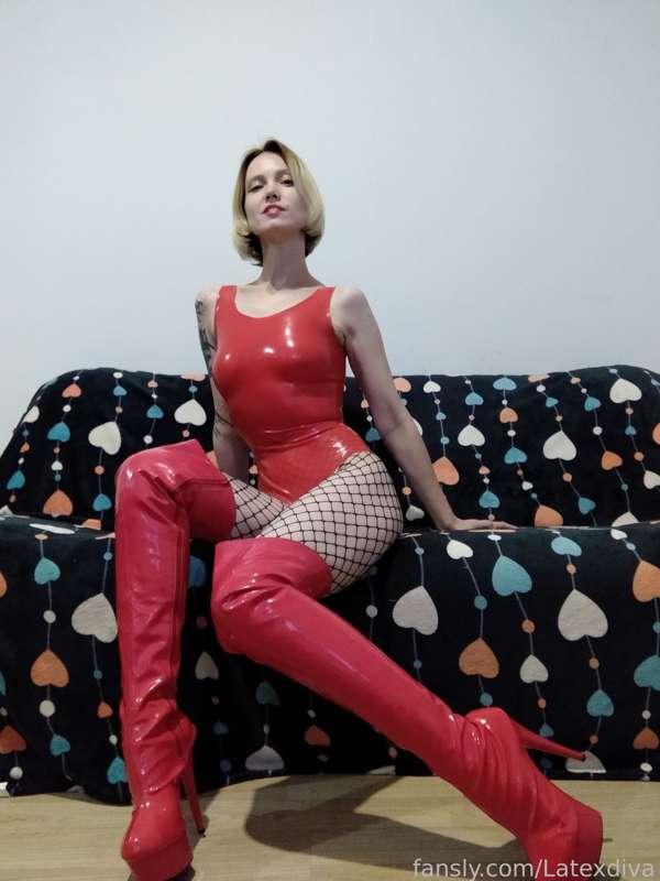 Boots, boots, boots 
#latex #latexmodel #latexgirl #girlinlatex #rubber #fetish #fetishmodel #fetishgirl #fetishfashion #heels #boots 
