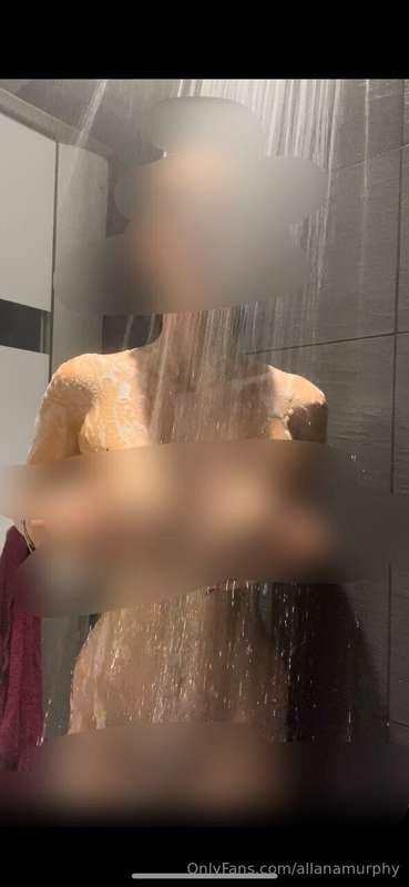 Who wants to see the unblurred version😈