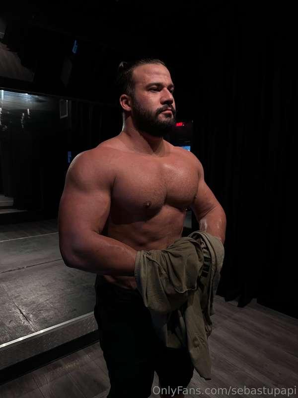 Who wants to feel my arms 💪🏽😇