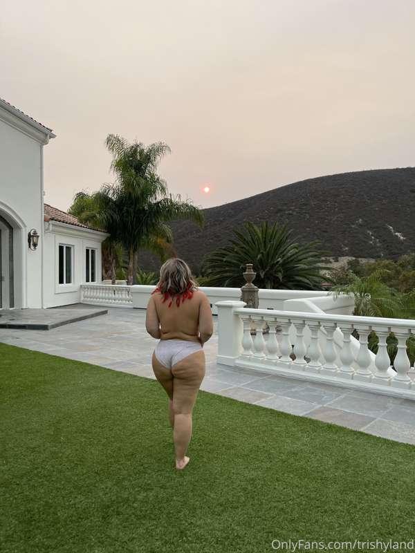 we had a orange moon last night and the fires of la were smo..