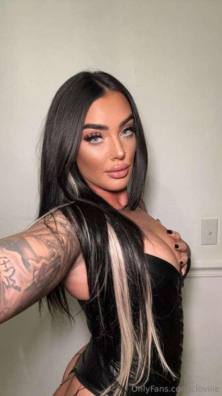 How’s your night going babes? 🖤