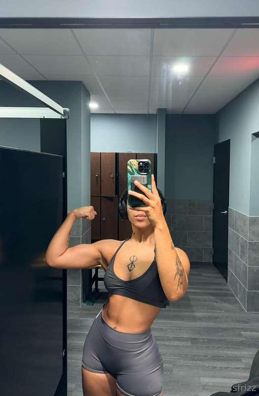 Can I be your muscle mommy? 