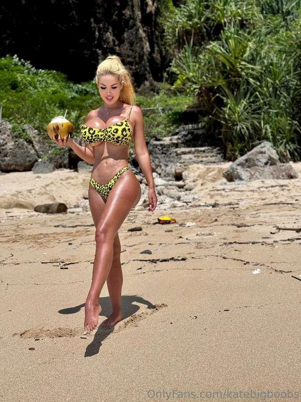I love beach vacation so much and you? 🥥