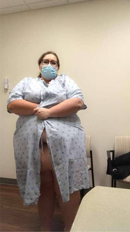 Doctors visit and the gown just doesn’t want to fit 💋🐷