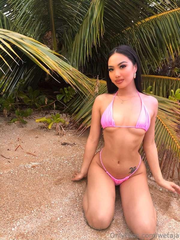 serving heat hotter than the sun☀️👙