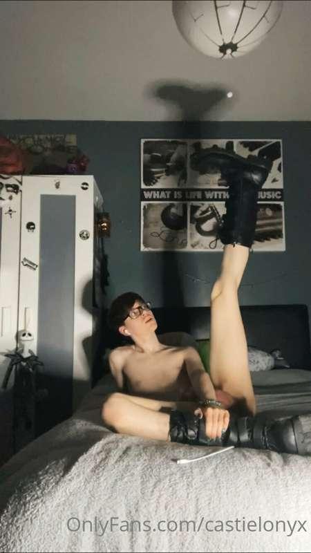 These boots were made for… posing-?

If you see this, hey gu..